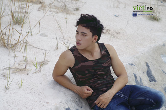 Chinh Nguyễn cá tính áo lính